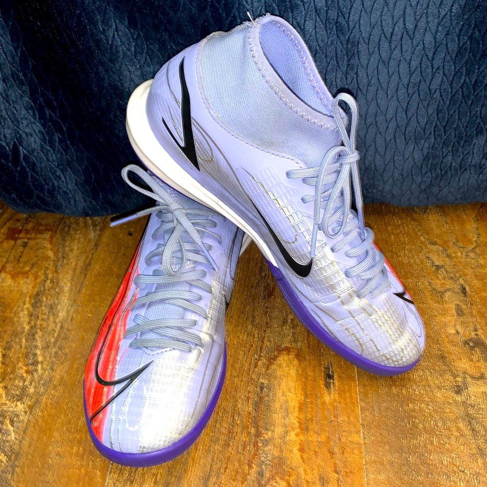 Girls Size 6 NIKE indoor soccer